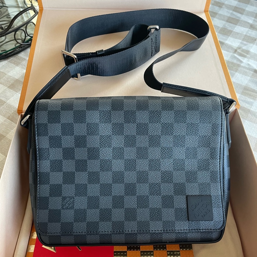 Unisex Louis Vuitton crossbody bag